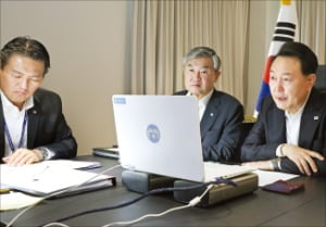 윤석열 대통령이 12일 리투아니아 현지에서 긴급 국가안전보장회의(NSC) 상임위원회를 주재하고 있다.  /대통령실 제공 