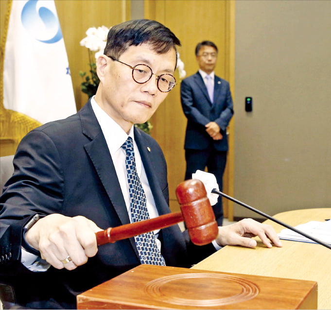 이창용 한국은행 총재가 13일 금융통화위원회 정례회의에서 의사봉을 두드리고 있다. 한은은 이날 기준금리를 연 3.5%로 동결했다.  사진공동취재단 