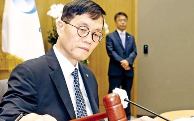 가계빚·한미 금리차 불안…이창용 "한차례 인상 가능성 열어놔야"