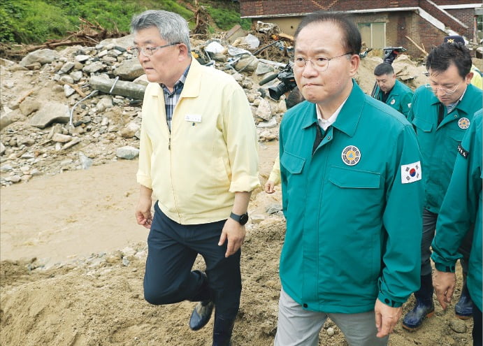 여야 지도부가 16일 전국 각지의 호우 피해 현장을 찾아 상황을 둘러보고 이재민들을 위로했다. 윤재옥 국민의힘 원내대표(사진 오른쪽)는 경북 예천의 산사태 현장을 찾았다.  연합뉴스