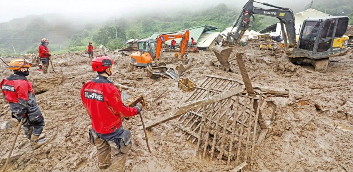 지난 13일부터 나흘간 300㎜가 넘는 폭우가 내려 지반이 약해진 경북 예천에서 대규모 산사태가 잇따라 인명 피해가 발생했다. 예천군 효자면 백석리 마을이 흙더미에 덮여 있다.   뉴스1 