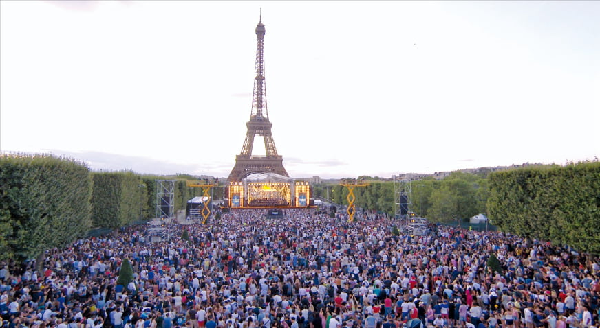 지난 14일 프랑스 파리에서 열린 에펠탑 콘서트 현장 중계 영상.  C Major 제공 