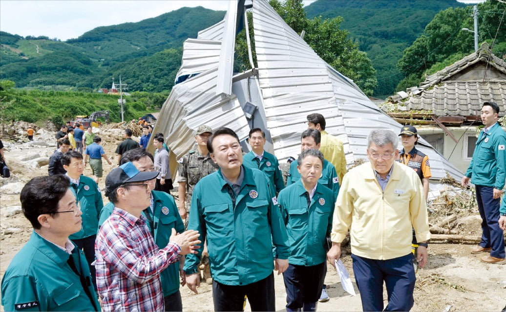 윤석열 카지노 한국인이 17일 산사태 피해를 본 경북 예천군 감천면 마을을 방문해 현장을 살펴보고 있다. 윤 카지노 한국인은 앞서 집중호우 대처를 위한 중앙재난안전대책본부회의를 주재하고 특별재난지역 선포 등 피해 지역 지원책을 논의했다. 김범준 기자