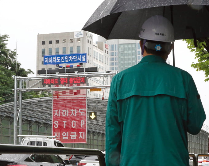 18일 오세훈 서울시장이  강남구 염곡동서지하차도를 찾아 집중호우 시 차도 진입을 자동으로 차단하는 시설을 점검하고 있다. 시는 지난 15일부터 관내 163개 지하차도를 대상으로 긴급 점검을 벌이고 있다. 오 시장은 이날 차단 시설 향상을 위해 적극적으로 투자하겠다고 밝혔다.  뉴스1 