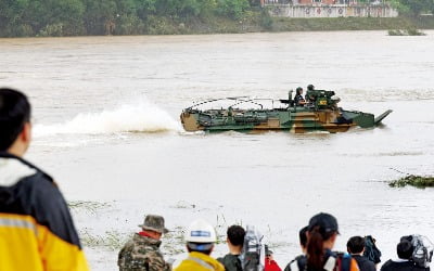 [포토] 폭우 실종자 수색에 해병대 장갑차 투입