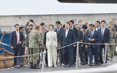  美 전략핵잠수함 승선한 尹 “北 위협에 압도적 대응”