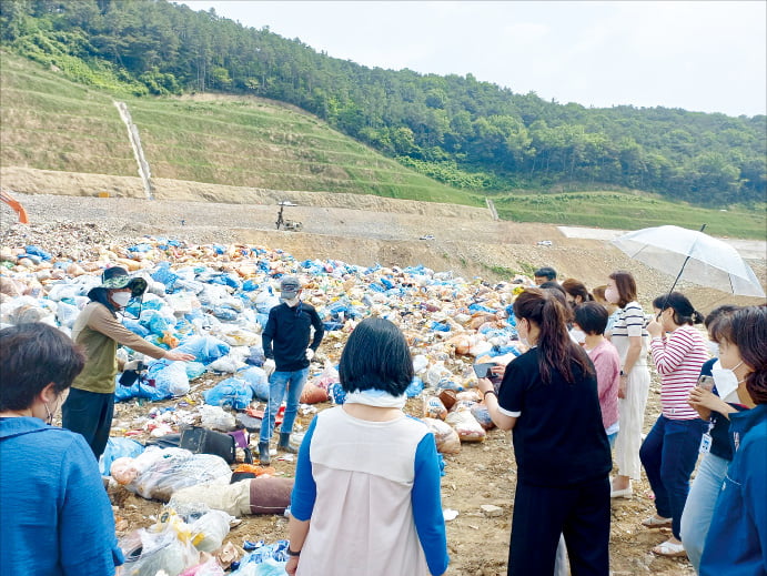 광주광역시 관계자와 시민 40여 명이 지난해 6월 폐기물 발생 감량을 위해 광역위생매립장과 가연성폐기물연료화(SRF)시설 등 자원순환 시설을 견학하고 있다.  광주광역시 제공
 