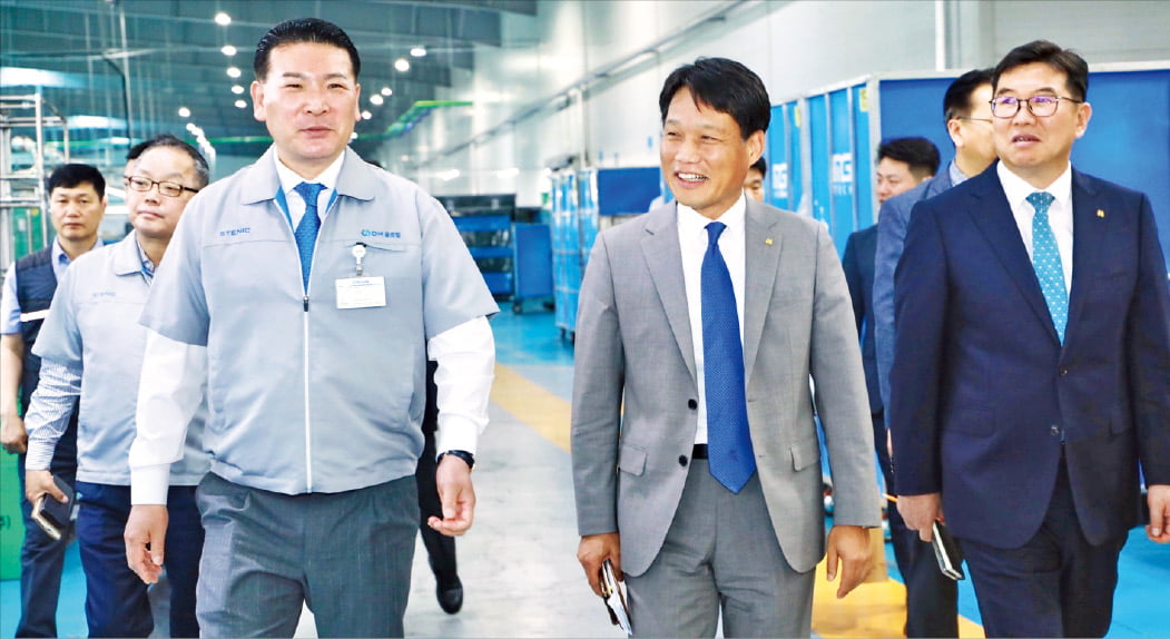 이상훈 한국산업단지공단 이사장(가운데)이 지난달 13일 광주광역시에 있는 DH글로벌 공장을 둘러보고 있다.  산단공 광주본부 제공 