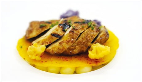 미국 식품업체 굿미트의 세포배양 닭고기를 이용해 만든 요리. /AP연합뉴스 