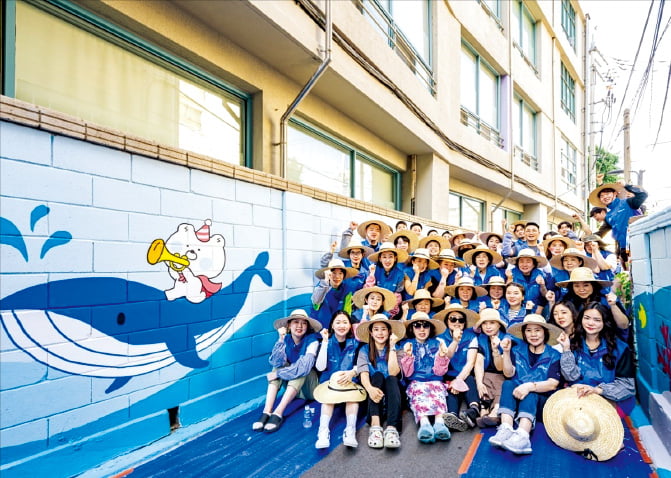 신한라이프 소속 설계사(FC)들이 지난 6월 서울 청파동 신광초등학교 앞에서 ‘벽화 그리기’ 봉사활동을 펼치고 있다.  신한라이프 제공
 
