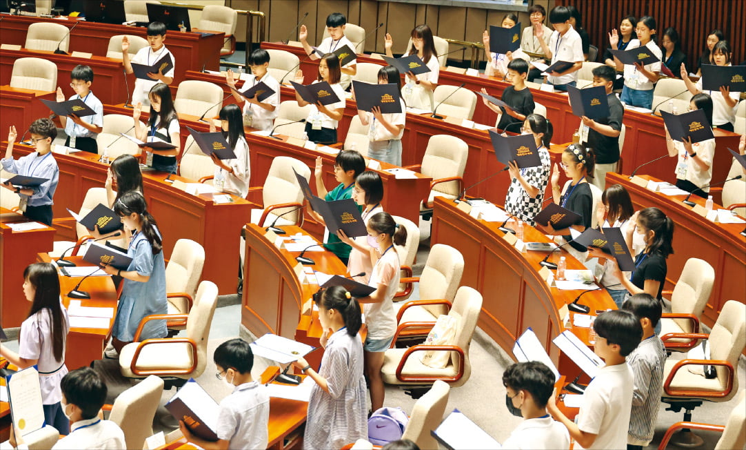 [포토] "우리가 미래 정치 주역"…선서 외치는 어린이국회