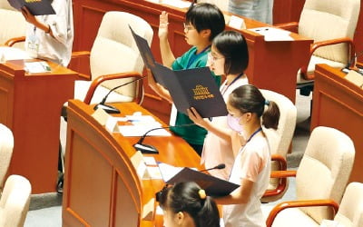 [포토] "우리가 미래 정치 주역"…선서 외치는 어린이국회