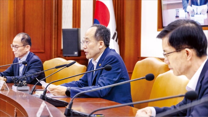 추경호 부총리 겸 기획재정부 장관(가운데)이 21일 정부서울청사에서 열린 비상경제장관회의 겸 수출투자대책회의에서 집중호우로 인한 농축산물 피해 지원과 수급 안정 대책을 발표하고 있다.  /연합뉴스 