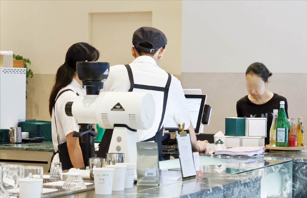 23일 서울의 한 카페에서 아르바이트생들이 고객을 응대하고 있다. 고용노동부 용역 보고서에 따르면 커피전문점의 인건비는 최저임금 인상의 영향으로 2015년부터 2020년까지 5년 새 1600만원 늘어난 것으로 나타났다.  이솔 기자 