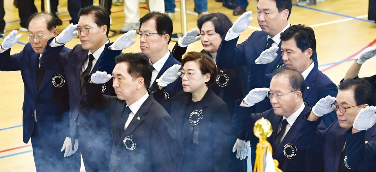 [포토] 순직 해병대 상병 영결식…거수 경례하는 국민의힘 지도부 