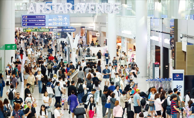 지난 20일 인천국제공항 제1여객터미널 면세점이 인파로 붐비고 있다.  김병언 기자 