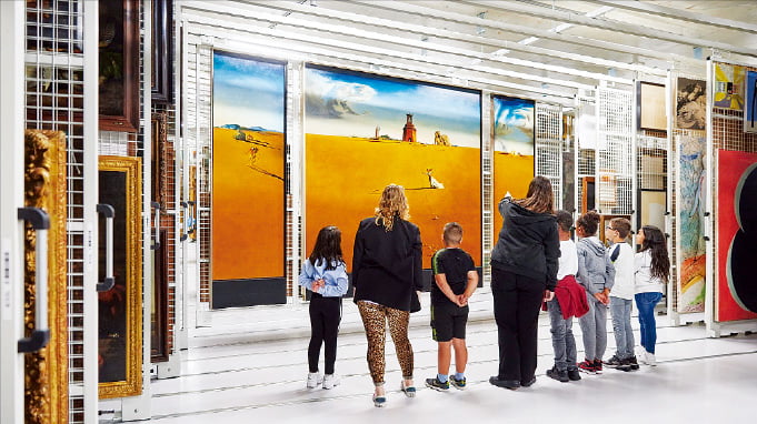 서울시가 서초동에 갤러리형 ‘서리풀 보이는 수장고’를 짓는다. 서울시가 벤치마킹 대상으로 삼고 있는 네덜란드 로테르담시 판뵈닝언 미술관의 ‘데포’에서 관람객들이 작품을 관람하고 있다.  데포 홈페이지 