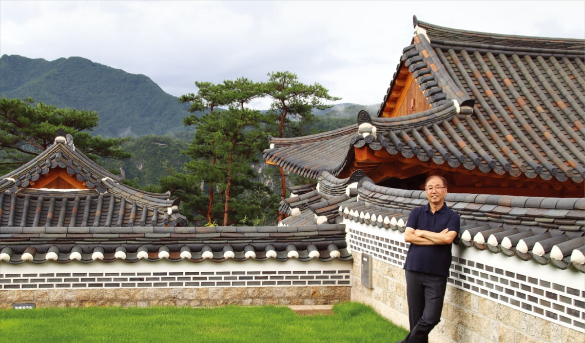  강원 영월 남면의 ‘더한옥’은 서강을 기준으로 기암괴석인 자연유산 선돌과 마주하고 있다. 한옥 18채를 직접 설계, 18명의 대목장과 7년의 시간을 함께 보낸 조정일 더한옥호텔앤리조트 대표가 종택 앞마당에 서 있다. 