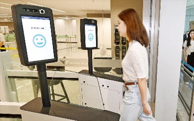 [포토] “여권 안 꺼내도 돼요”…인천공항 ‘안면인식’으로 출국