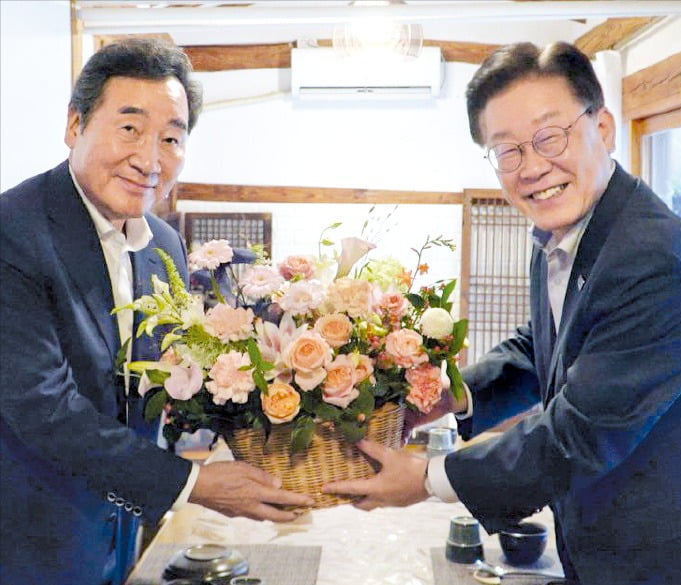 이재명 더불어민주당 대표(오른쪽)와 이낙연 전 대표가 28일 서울의 한 음식점에서 만찬 회동을 했다. 두 사람이 대면한 것은 지난 4월 이후 석 달여 만이다.  더불어민주당 제공 