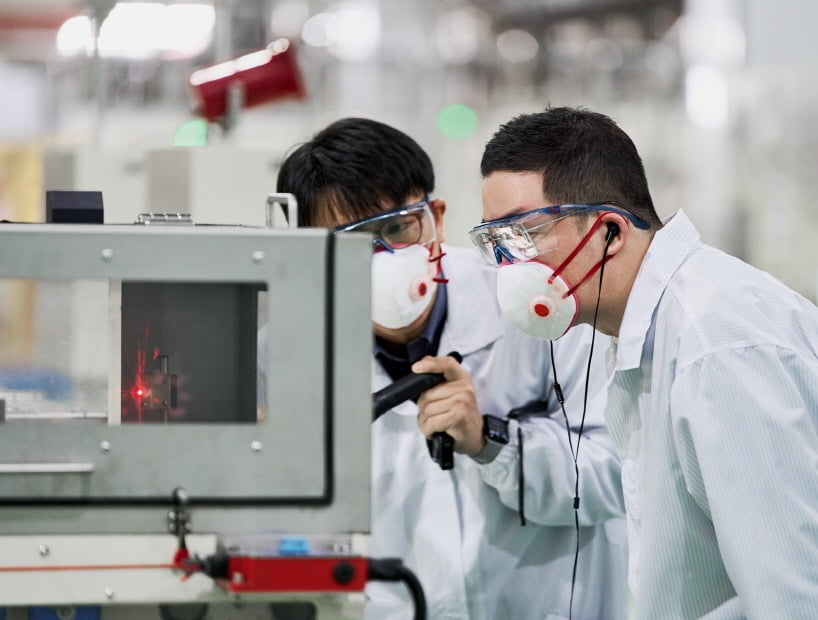 구광모 LG 회장이 충북 청주시에 있는 LG화학 양극재 공장에서 배터리 소재 공급망과 생산 전략을 점검하고 있다. 사진=LG그룹 제공