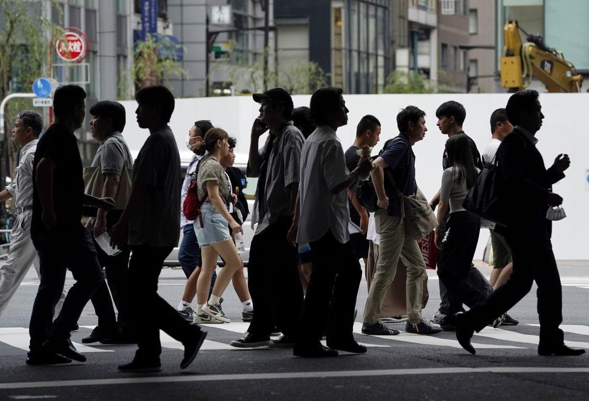 도쿄 핵심 상권인 긴자 거리가 사람들로 붐비고 있다./EPA=연합뉴스