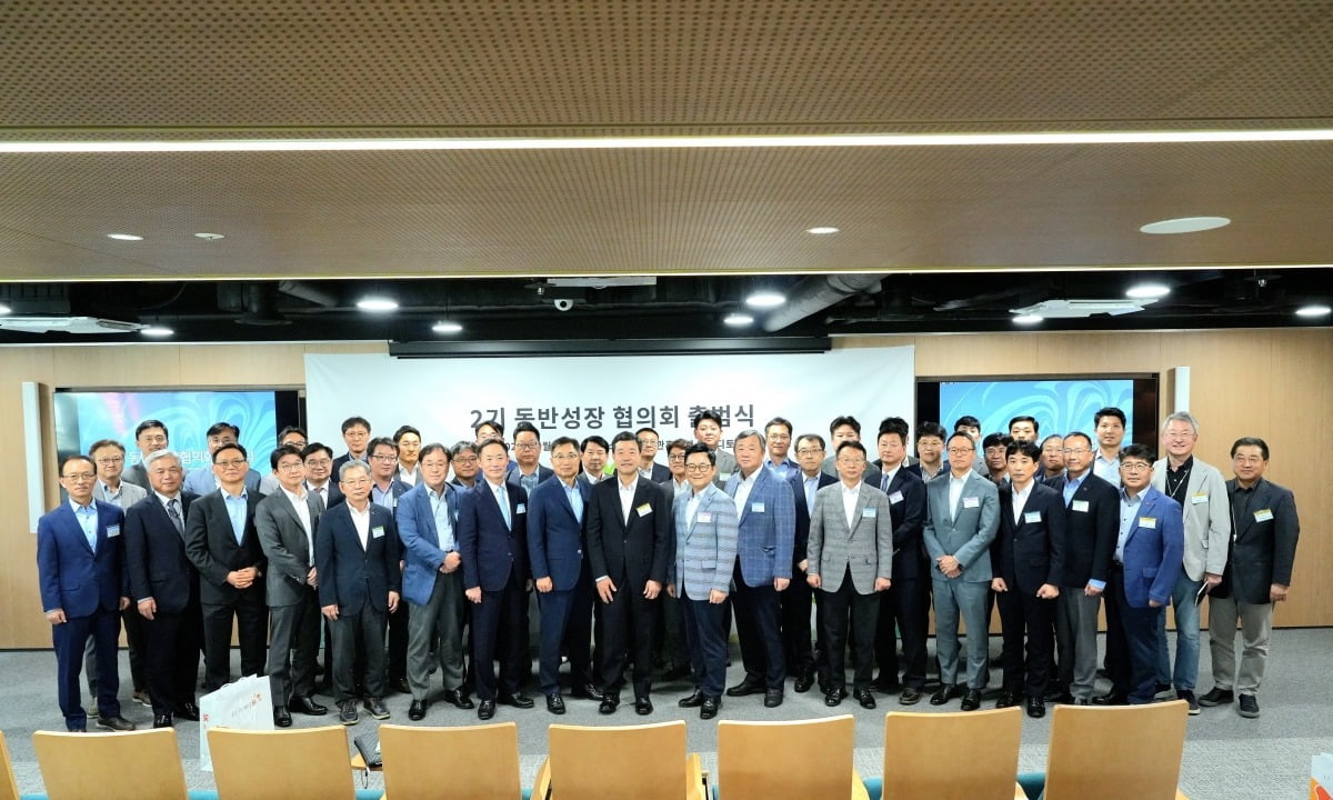 지동섭 SK온 사장(CEO) (왼쪽 아홉번째), 진교원 SK온 사장(COO) (오른쪽 두번째), 최영찬 SK온 경영지원총괄사장(왼쪽 네번째) 및 협력사 대표들이 7월 10일 서울 종로구 관훈사옥에서 열린 제 2기 동반성장 협의회 출범식에서 기념사진을 촬영했다. 사진=SK온 제공