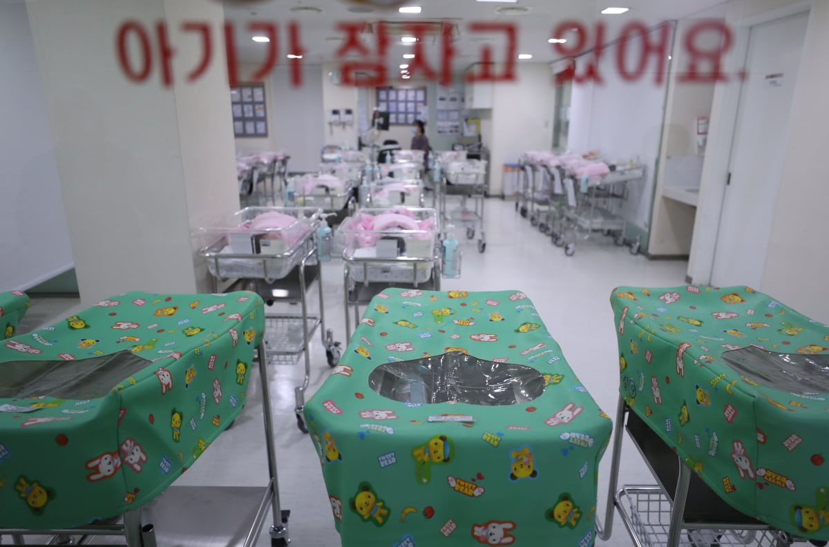 서울 시내 한 병원 신생아실 침대가 비어있다./연합뉴스