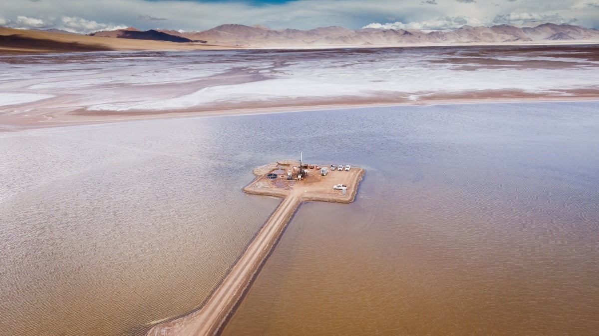 포스코홀딩스가 아르헨티나 리튬 호수에서 탐사를 진행하고 있다. 사진=포스코홀딩스 제공