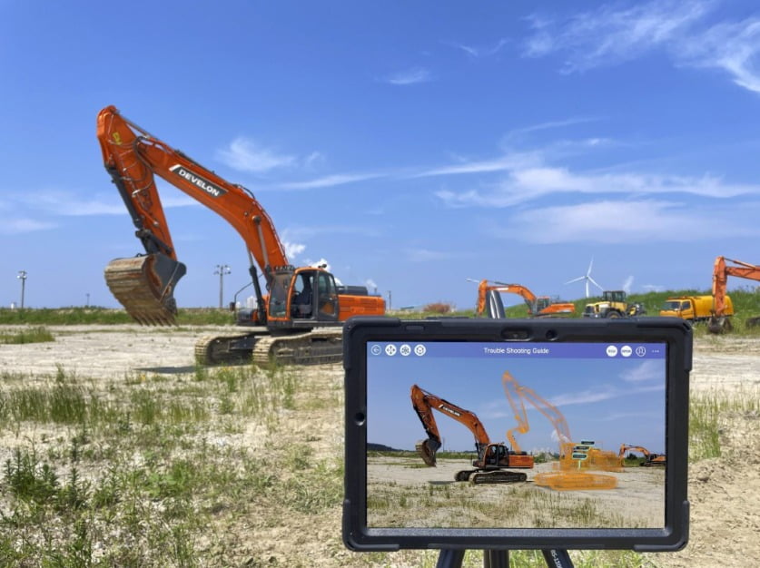 증강현실(AR)을 활용한 디벨론 서비스 지원 어플리케이션 ‘AR 가이던스’ 사용 모습. 사진=HD현대인프라코어 제공