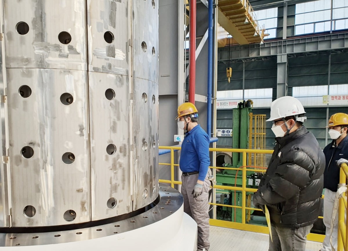 세아베스틸 관계자가 북미에 수출한 사용후핵연료 운반저장겸용용기 내부에 방사능 차폐를 위해 격자모양의 바스켓을 설치하고 있다. 사진=세아베스틸 제공