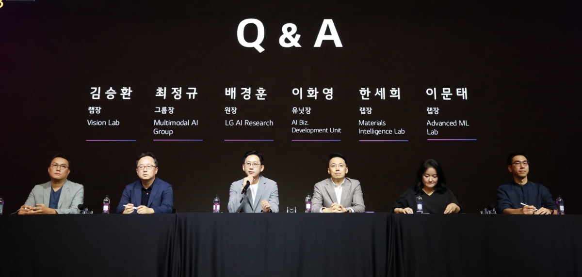 19일 서울 마곡 LG사이언스파크 컨버전스홀에서 열린 LG AI 토크 콘서트에서 LG AI연구원의 연구 리더들이 질의응답을 진행하고 있다.(사진=LG)