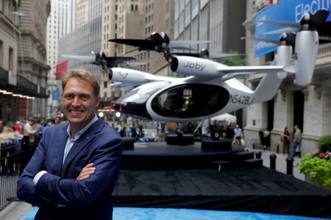 조비 항공의 조벤 비버트 창업자 겸 최고경영자(CEO)가 2021년 8월 11일 미국 뉴욕 맨해튼에서 회사 상장 기념식에 참석해 공중 택시와 함께 사진을 찍고 있다.  사진=연합뉴스