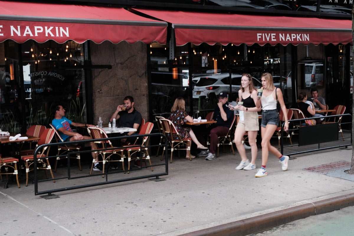 미국 뉴욕의 식당 앞에 시민들이 지나가고 있다.(사진=연합뉴스)