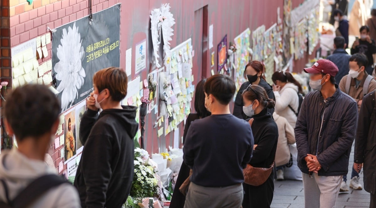 2022년 11월 20일 서울 용산구 이태원 참사 현장에 마련된 추모 공간에 추모객들이 방문하고 있다. 사진=연합뉴스