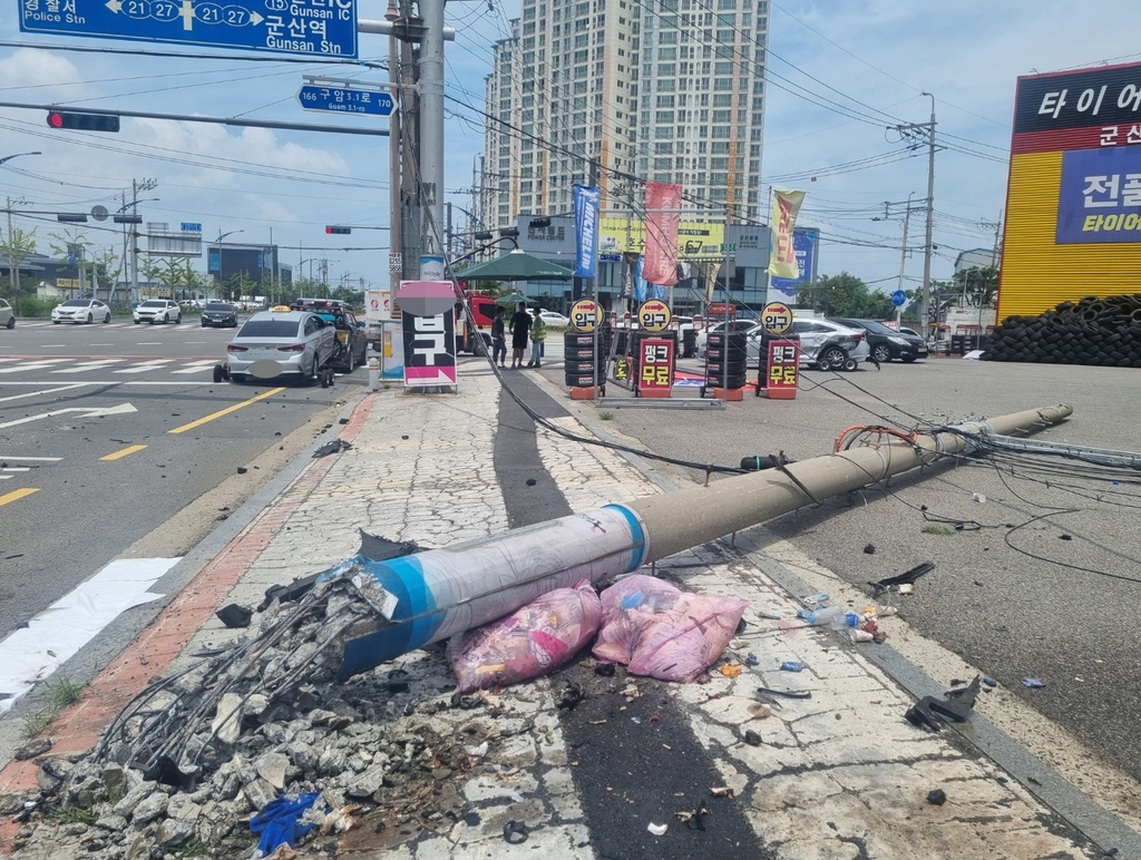 군산서 달리던 택시가 전신주에 충돌…승객 등 4명 다쳐