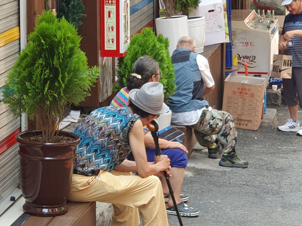 "가까워도 걷기 힘들고 눈치보여"…제역할 못하는 무더위쉼터