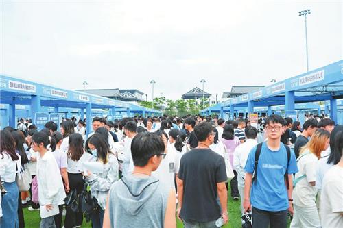 중국 경제학자들 "청년실업 잘못 대처하면 정치위기 초래" 경고