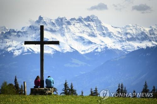 "알프스 정상 십자가 이제 그만"…伊산악계-극우정치인 충돌