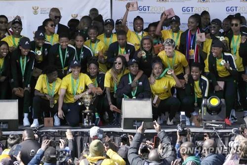 남아공 여자 선수들·축구협회 '처우 갈등' 봉합…억만장자 나서