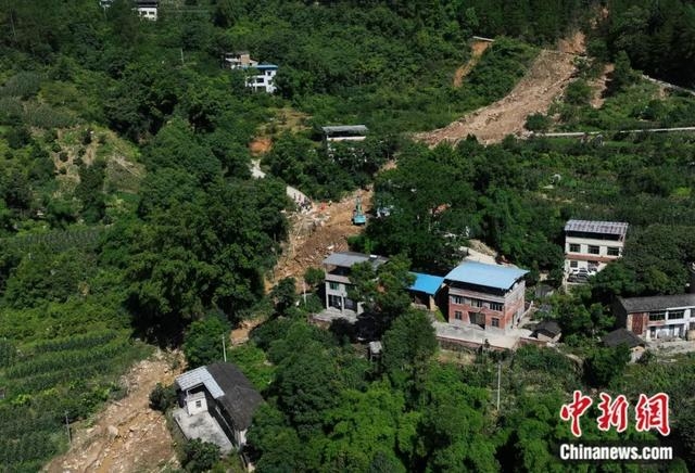 中, 남부는 폭우로 사망자 속출…북부는 폭염에 전력난 우려