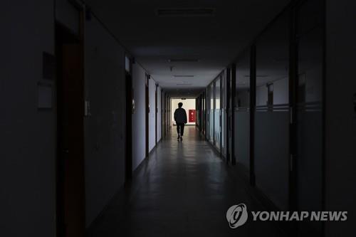 대학 경쟁력 저해요소, 국민은 "소재지별 격차"·대학은 "규제"