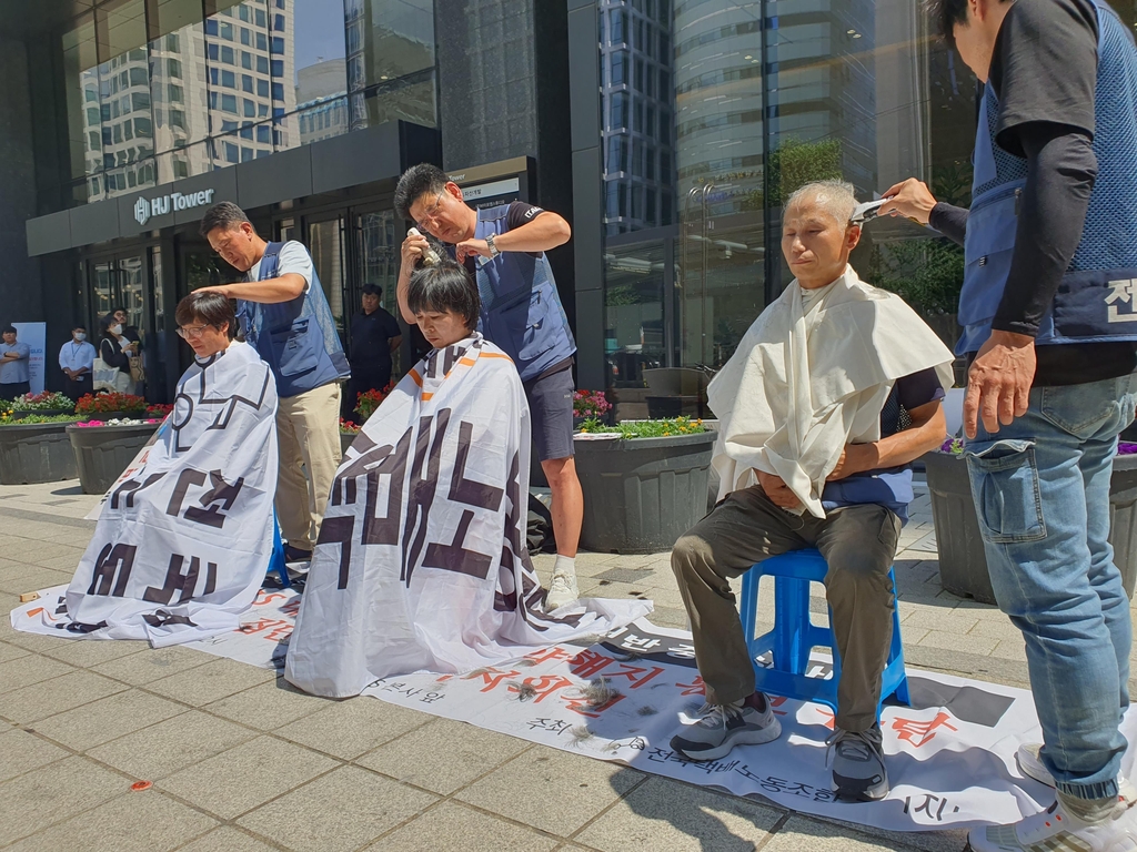 "쿠팡 대리점 계약해지는 조합원 집단해고"…택배노조 삭발