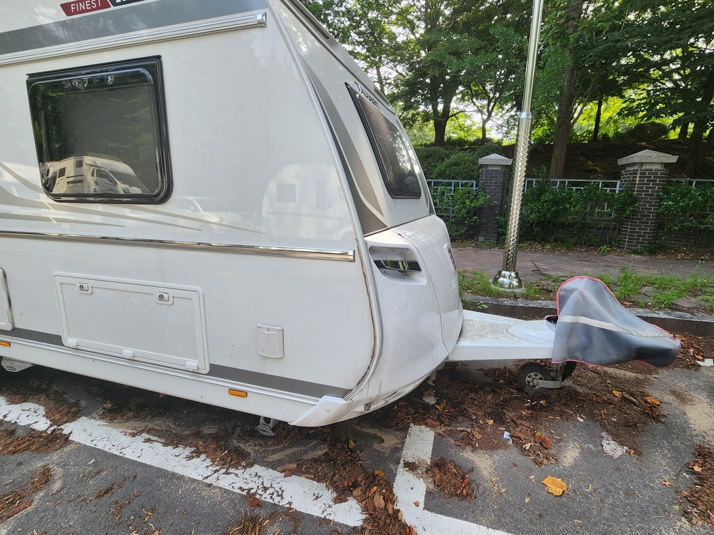 정부청사도 '캠핑카 알박기'…"직원·방문객은 어떡하라고"