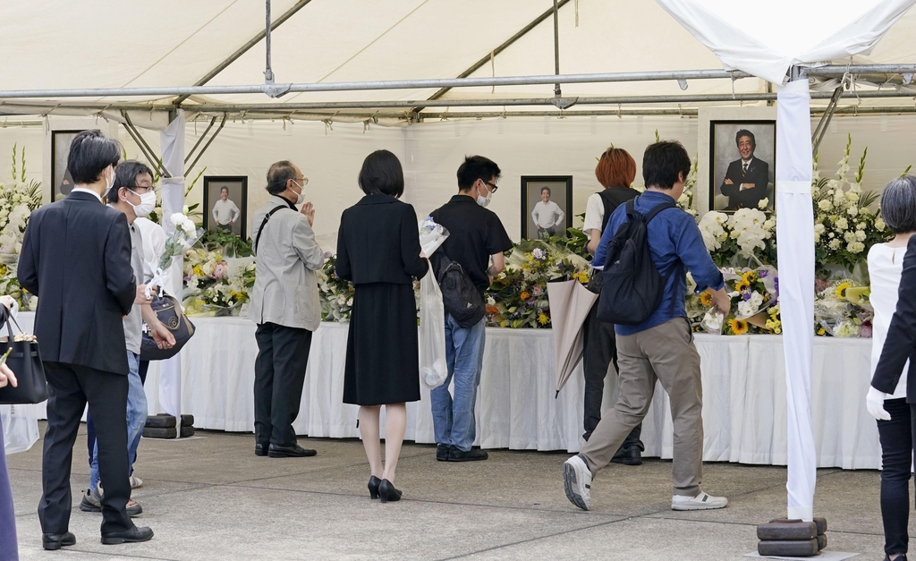 아베 1주기 추도 행사 도쿄서 열려…기시다 "유지 잇는 마음"