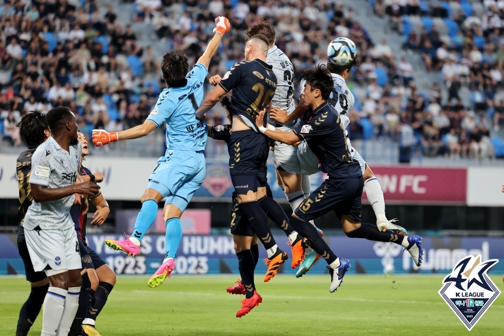 프로축구 울산, 5연승 선두 질주…포항 원정 22개월 만에 승리(종합)