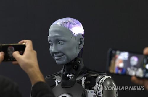 "AI 로봇, 반항할 거냐 물었더니 째려봐" 기자회견 화제