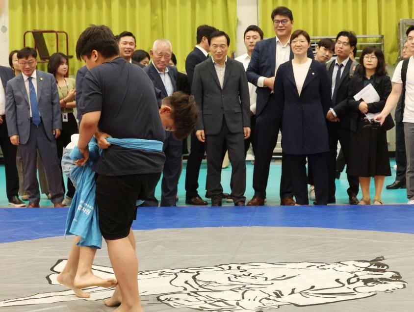 금강장사의 씨름 수업…경기교육청·문체부·씨름협회 '맞손'