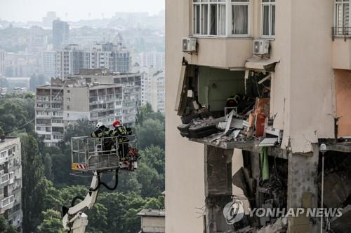 지뢰 피하는 법…우크라 시민 '전쟁 생존술' 훈련에 북적