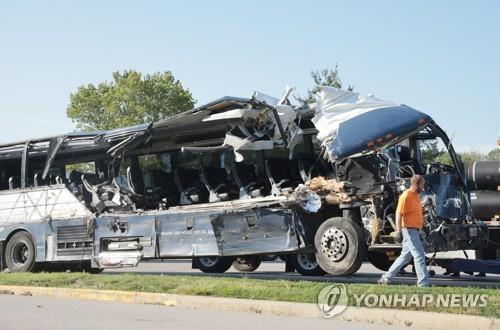 美대륙횡단 고속버스가 트럭 3대 들이받아…3명 사망 14명 부상